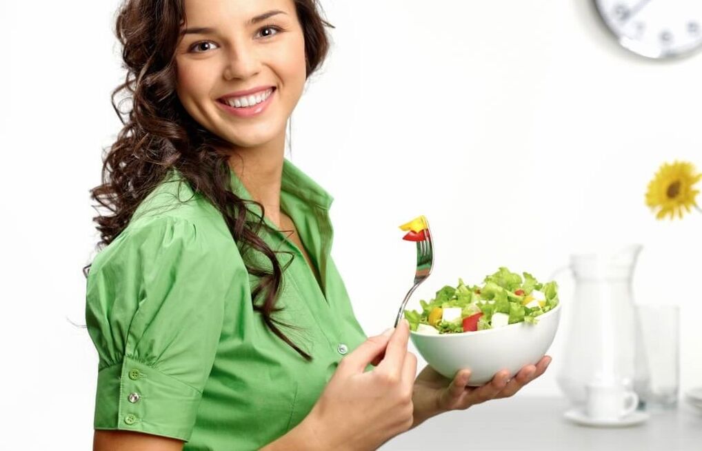 девушка ест овощной салат на диете 6 лепестков